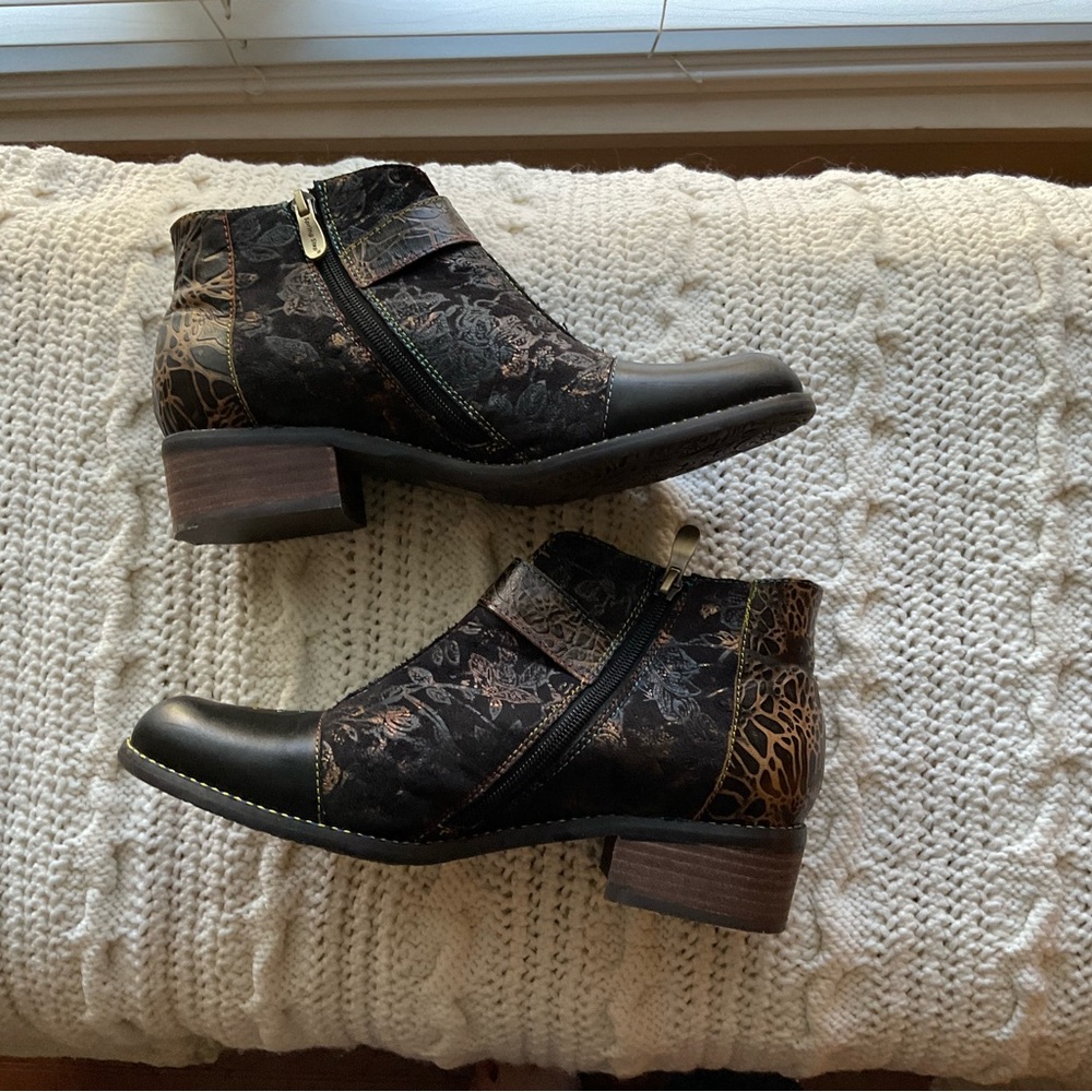 L'ATISTE Black Ankle Boots with Gold Buckle and Textured Leather - Picture 2 of 6